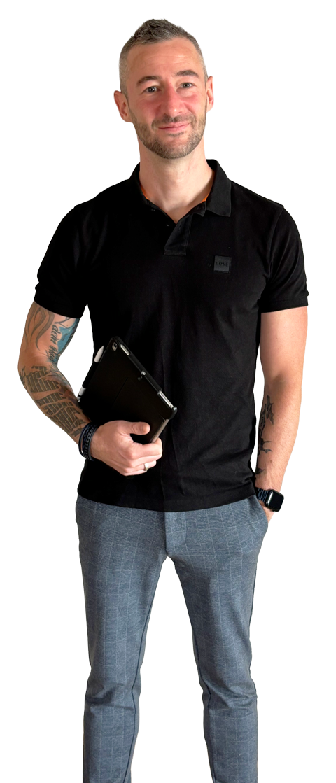 Daniel Klein steht, hält ein Tablet in der Hand und blickt in die Kamera.
