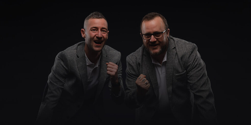 Sascha und Daniel Klein zeigen motiviert eine Siegerfaust den sie helfen dir bei deiner Umsatzsteigerung über die Webseite